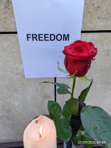 Red rose at US Embassy London in memory of Charlie Kirk – Shades of Romeo tribute for God-given freedom.
