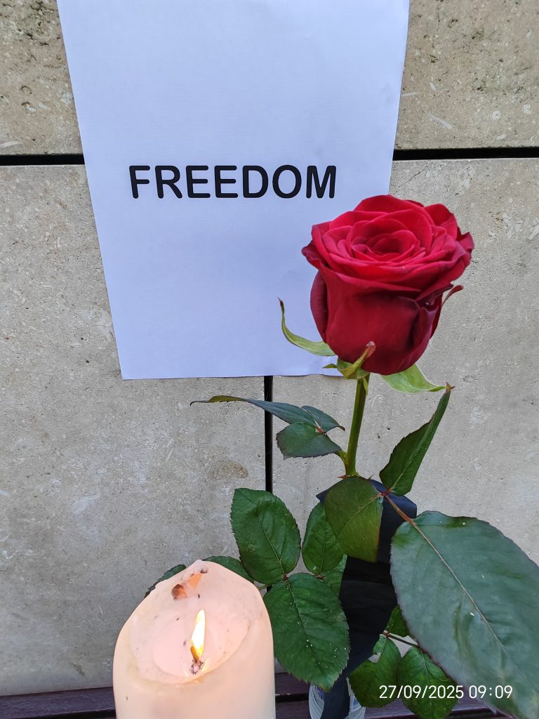 Red rose at US Embassy London in memory of Charlie Kirk – Shades of Romeo tribute for God-given freedom.